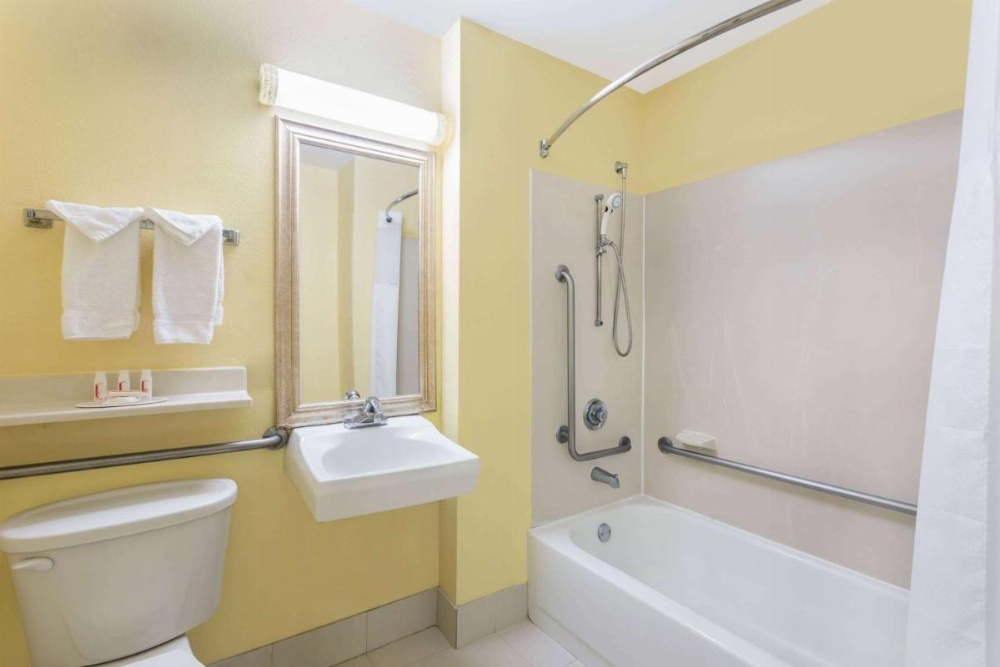 Baymont by Wyndham Savannah Midtown Image 36